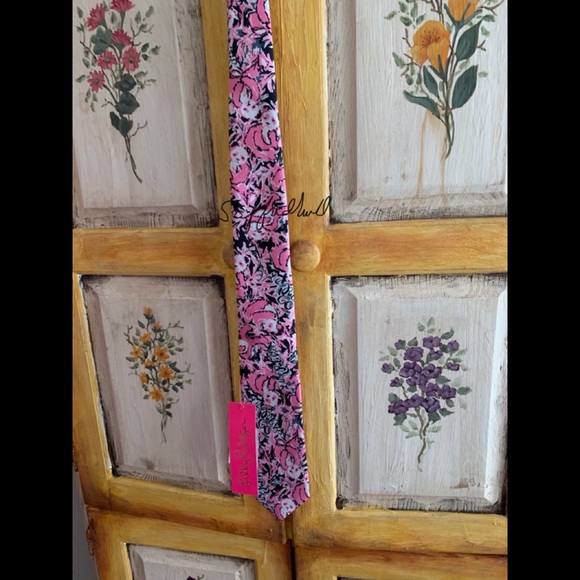 🐼NWT LILLY PULITZER Hangin w Boo SILK TIE - Picture 3 of 6